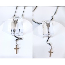 Ατσάλινο κολιέ με σταυρό στο τελείωμα και οβάλ στοιχείο διπλής όψης και αλυσίδα με μαύρες και ασημί χάντρες STN10 